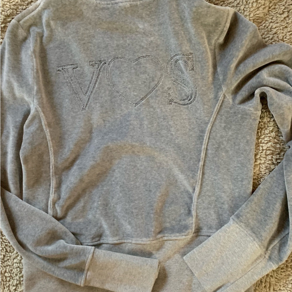 Super cute fitted sweatshirt fro VS velvet EUC